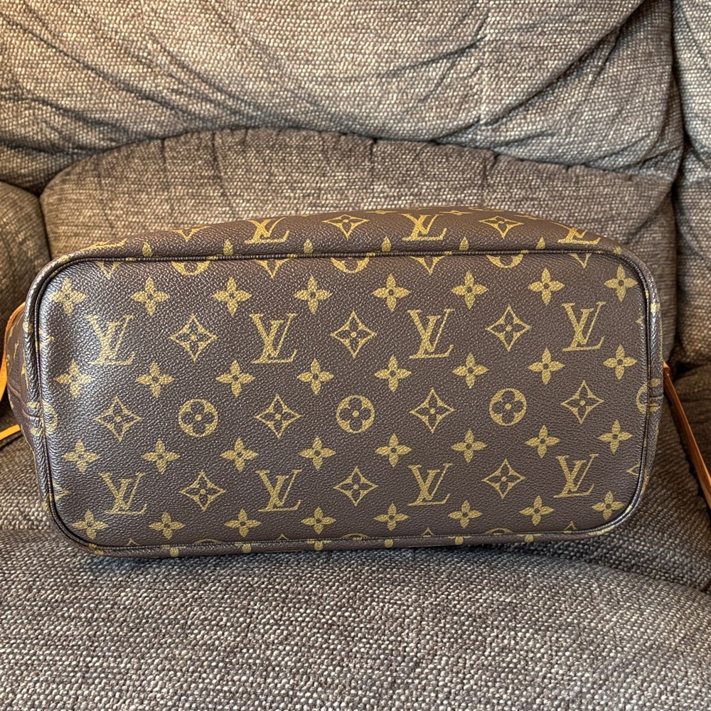 Louis Vuitton Neverfull MM Monogram Classic Tote - Picture 4 of 16